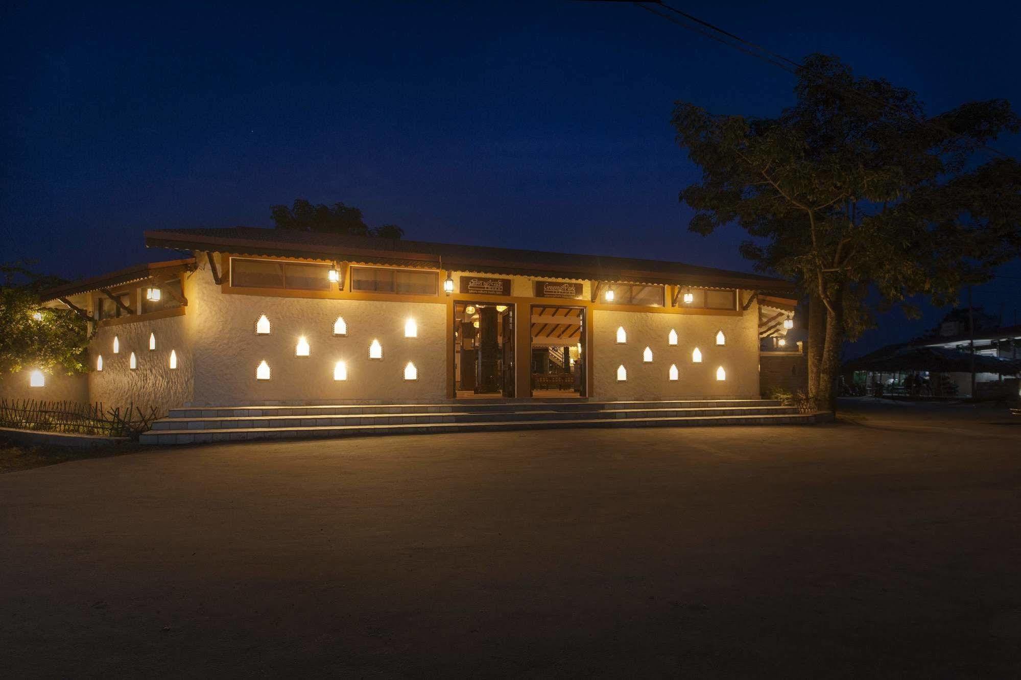 Green Park Chitwan Sauraha Εξωτερικό φωτογραφία